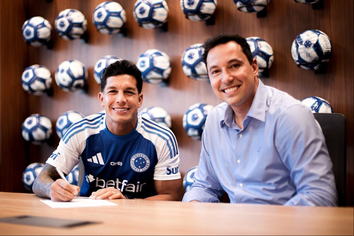 Lucas Romero assina contrato ao lado do vice-presidente celeste Pedro Junio