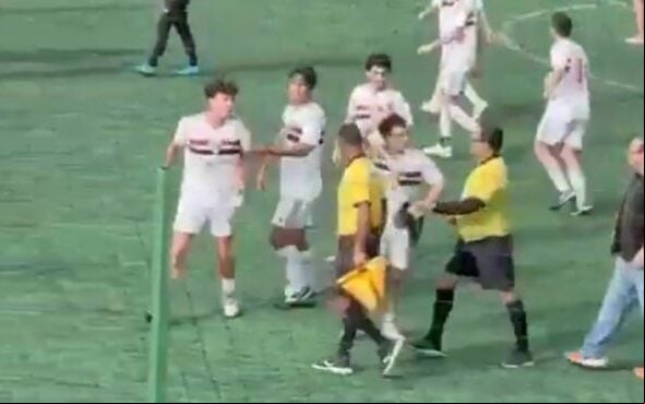 Bandeirinha se envolveu em confusão com jogadores do São Paulo (Foto: Reprodução)