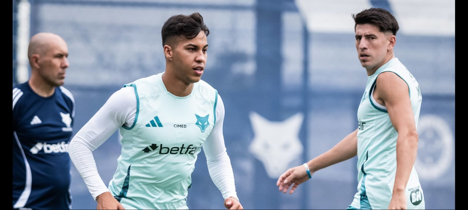Kaio Jorge e Villalba durante treinamento na Toca da Raposa sob comando de Leonardo Jardim