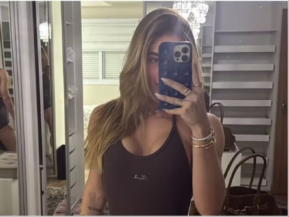Solteira, Virginia mostra corpão ao posar em roupa bem justa
