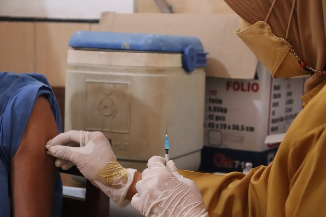 Vacina contra chikungunya tem uso suspenso em idosos após mortes e reações graves